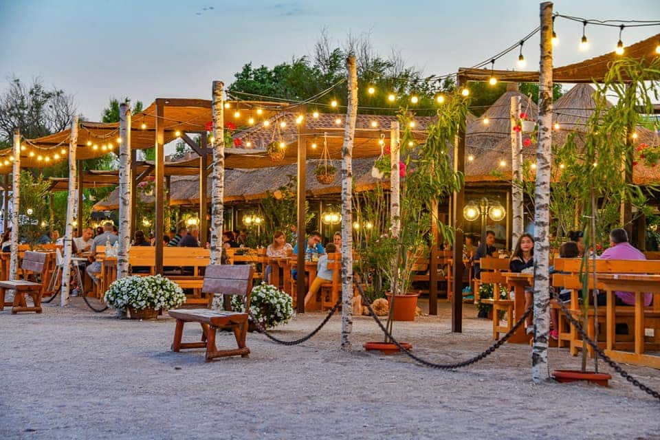 Mese pe plaja la Popasul Pescarilor din Olimp - Cherhanale de pe litoralul românesc.