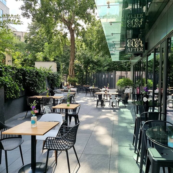terasa de la Ever After Bucurețti, amenajata modern, minimalist