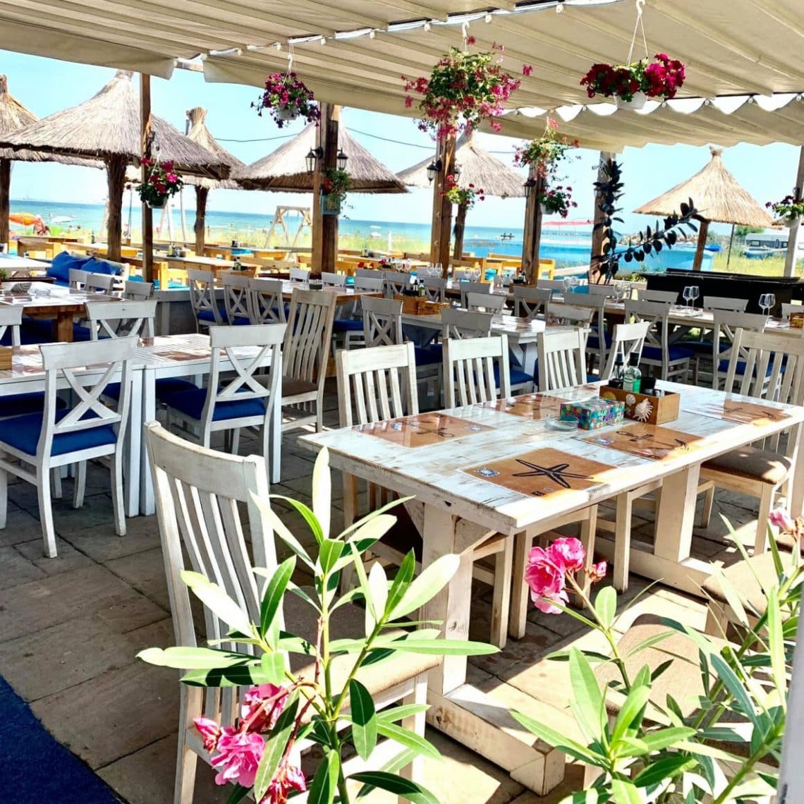 mese pe terasa la Cherhana Pontica Constanta. Cherhanale de pe litoralul românesc