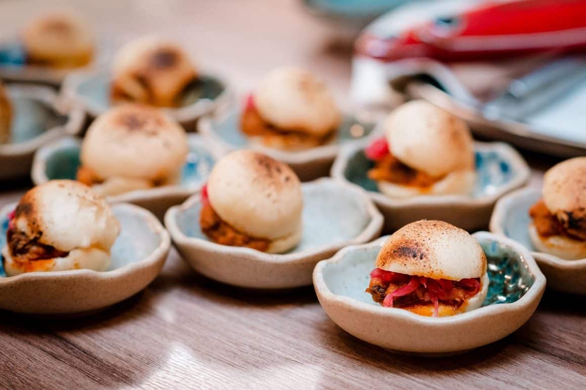 farfurii cu buns asezate frumos