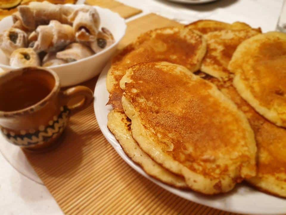 Scovergi servite la punctul gastronomic local LuciAna din Densuș, Hațeg.