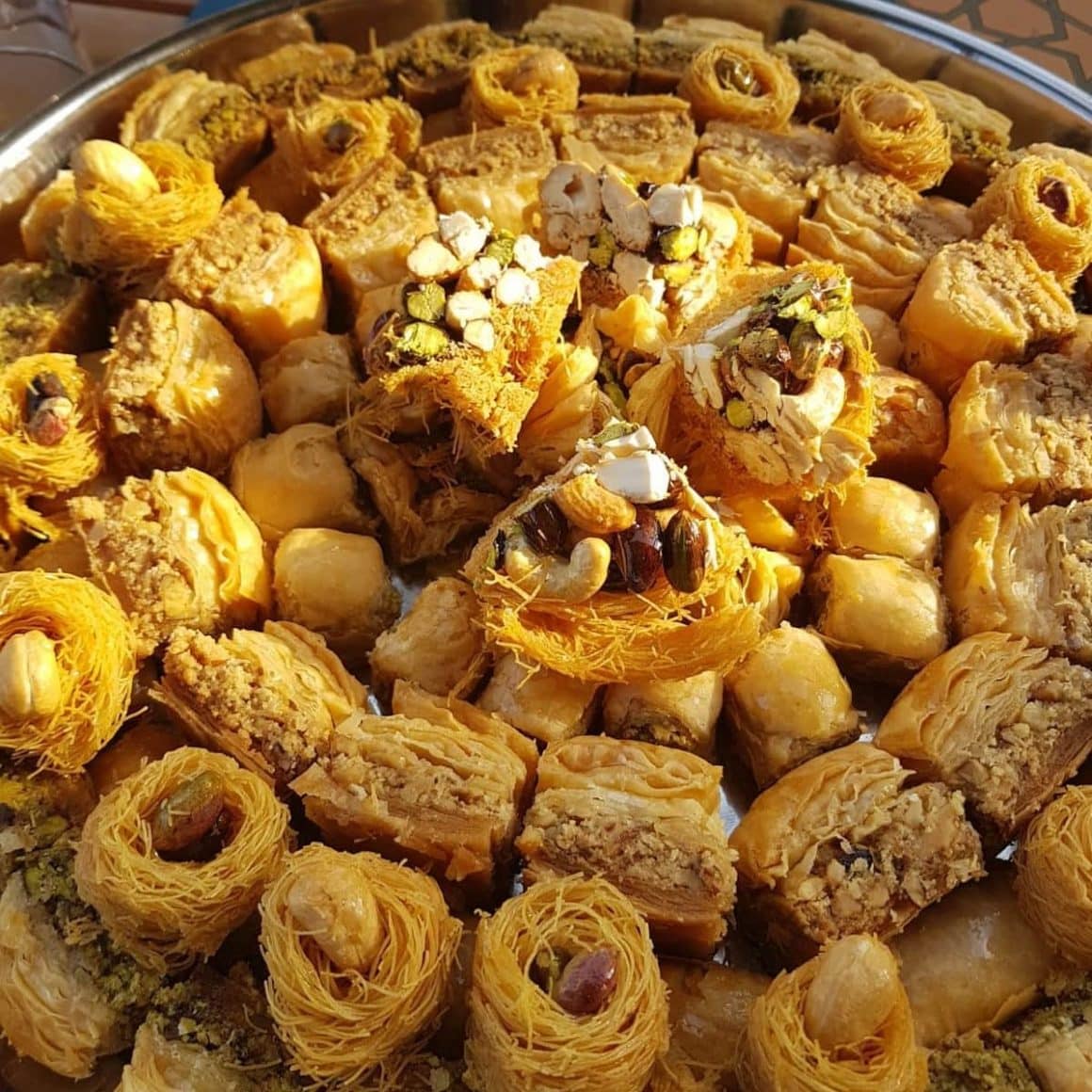 platou cu baclava libaneza