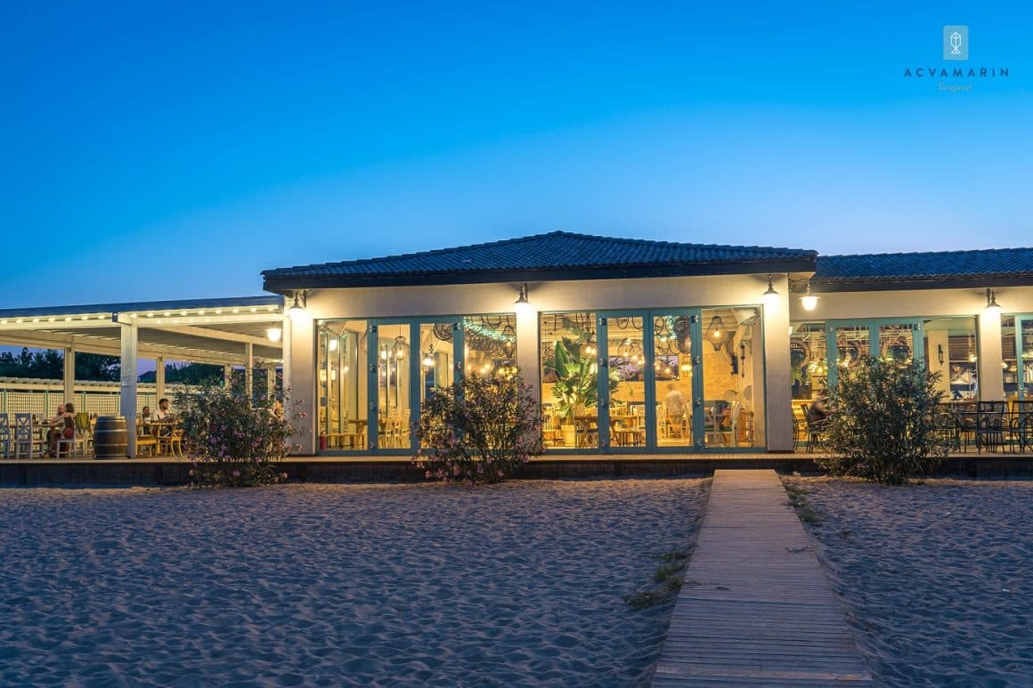 Cherhana Acvamarin din 2 mai, fotografoiata din exterior, seara, amplasata pe plaja