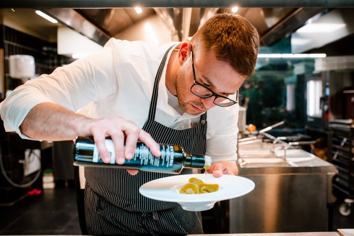 Chef Michael Passareli aranjeaza o farfurie in cadul cinei Etnavaganza de la Sciccheria