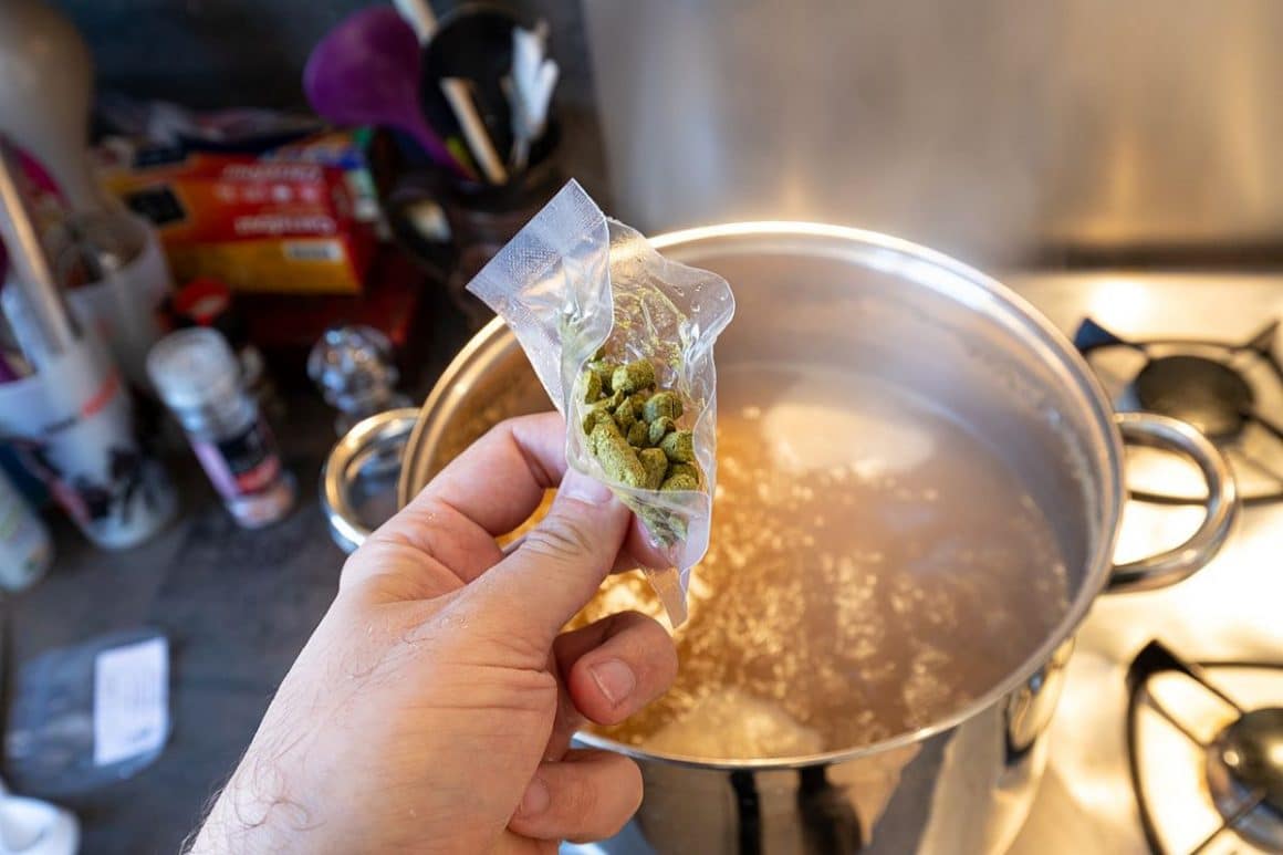 in timpul procesului de fierbere a berii cineva adauga o cantitate mica de hamei de aroma, la finalul prepararii