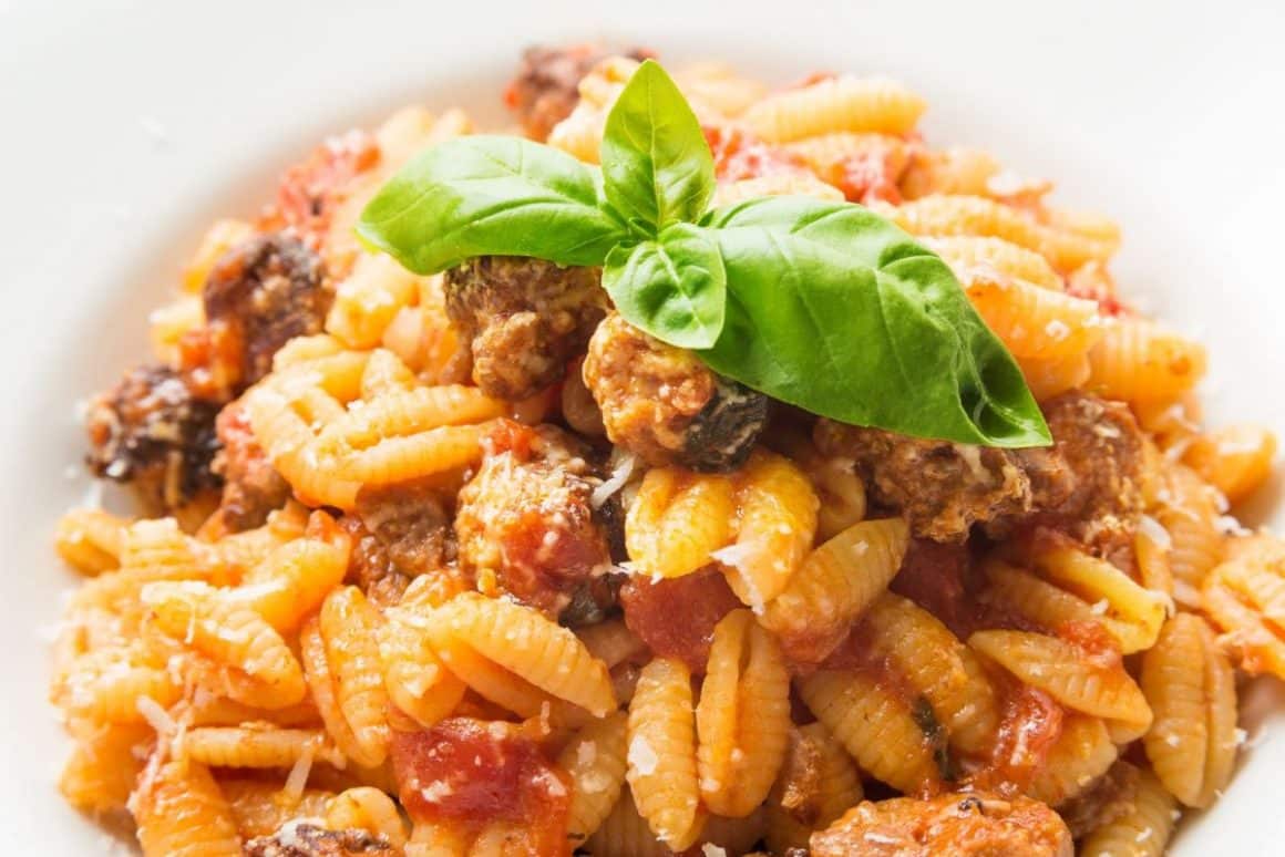 o portie de Malloreddus alla campidanese. Preparate tradiționale din Sardinia