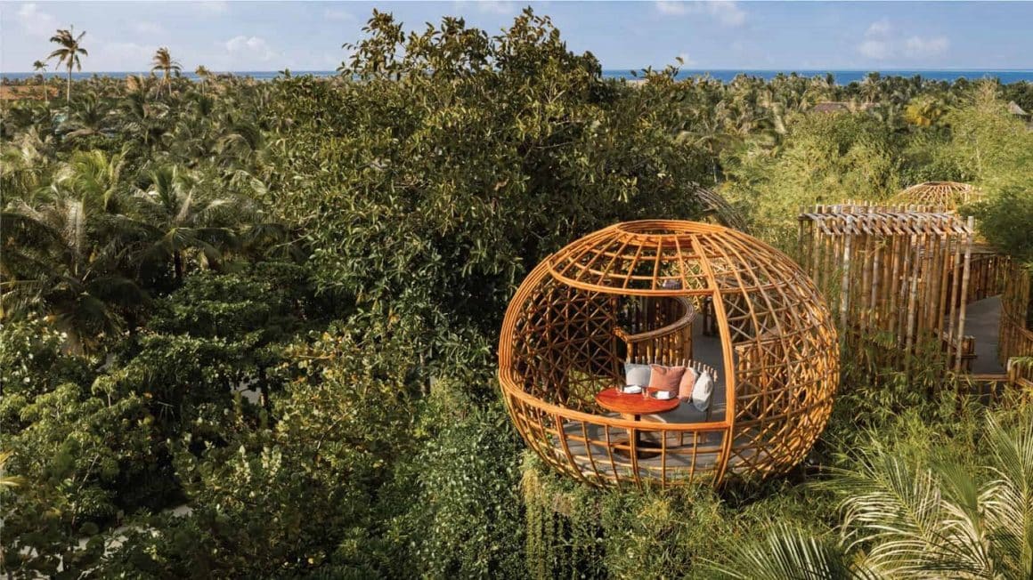 restaurant Terra din Maldive, unde iei cina intr-un cuib de bambus suspendat. Cină extravagantă