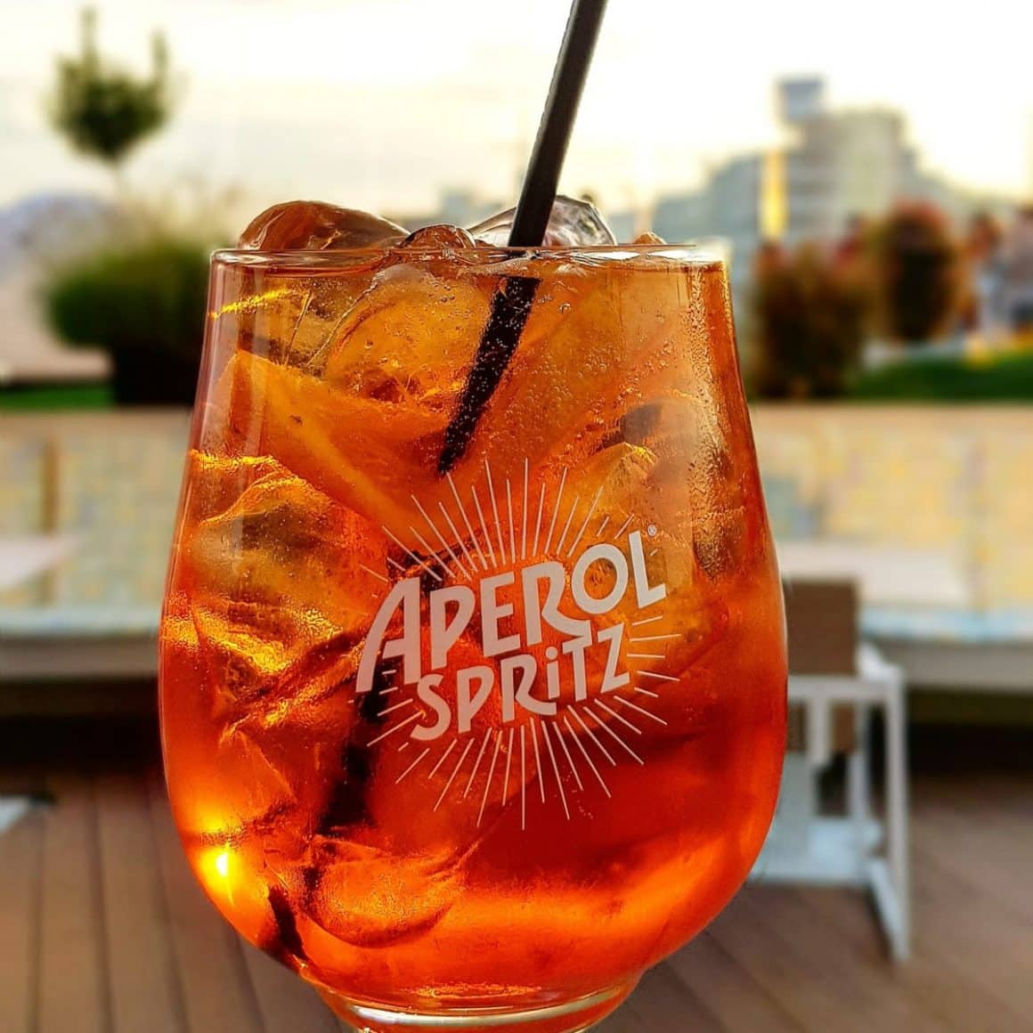 close up cu un pahar de aperol spritz de la Aria TNB, unde să bei cocktailuri la terasă