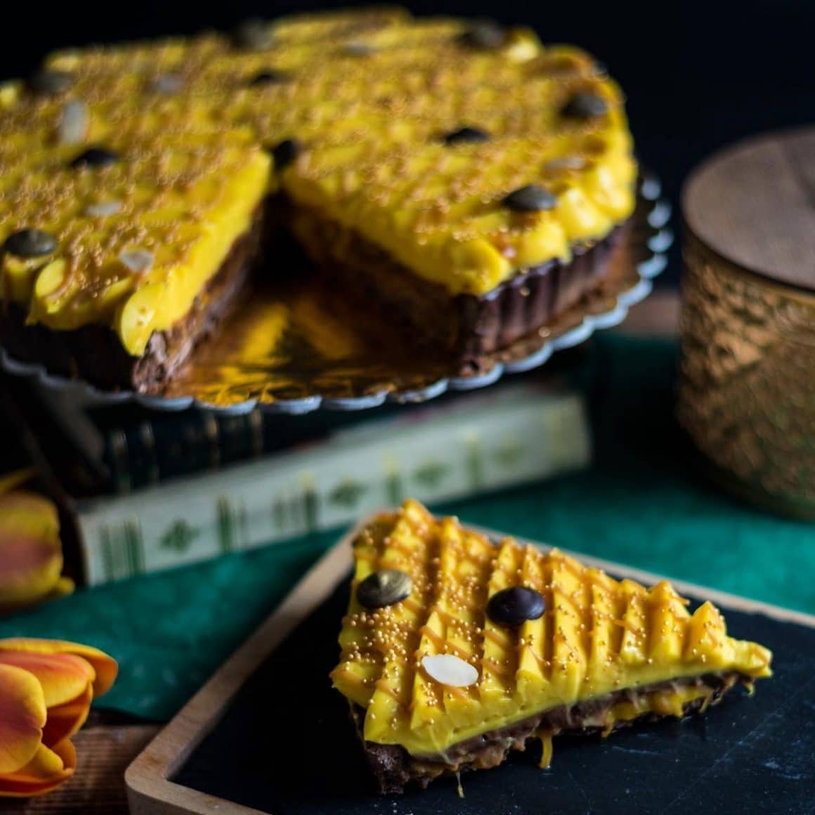 Mangue Noir de la Atelierul de tarte. tarta cu mango glasata in ciocolata. Una din cele mai bune tarte și plăcinte din București