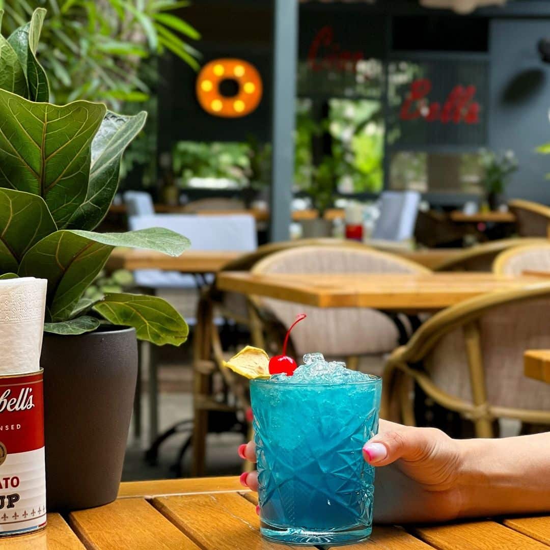 Cocktail Blue Moon cu rom și curacao, la Stadio Park, unde să bei cocktailuri la terasă