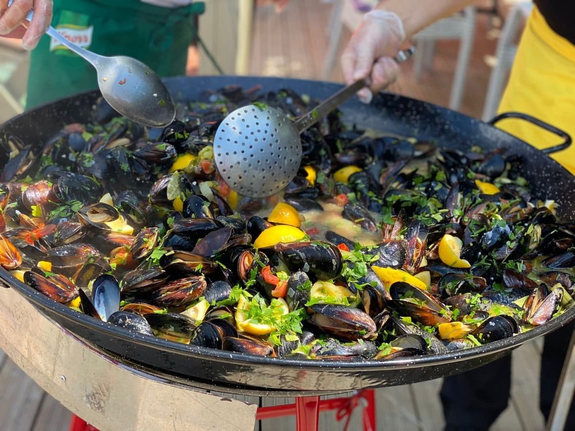 tigaie mare, intina, la care se prepara scoici si fructe de mare la complex casa CU stuf. Cherhanale de pe litoralul românesc