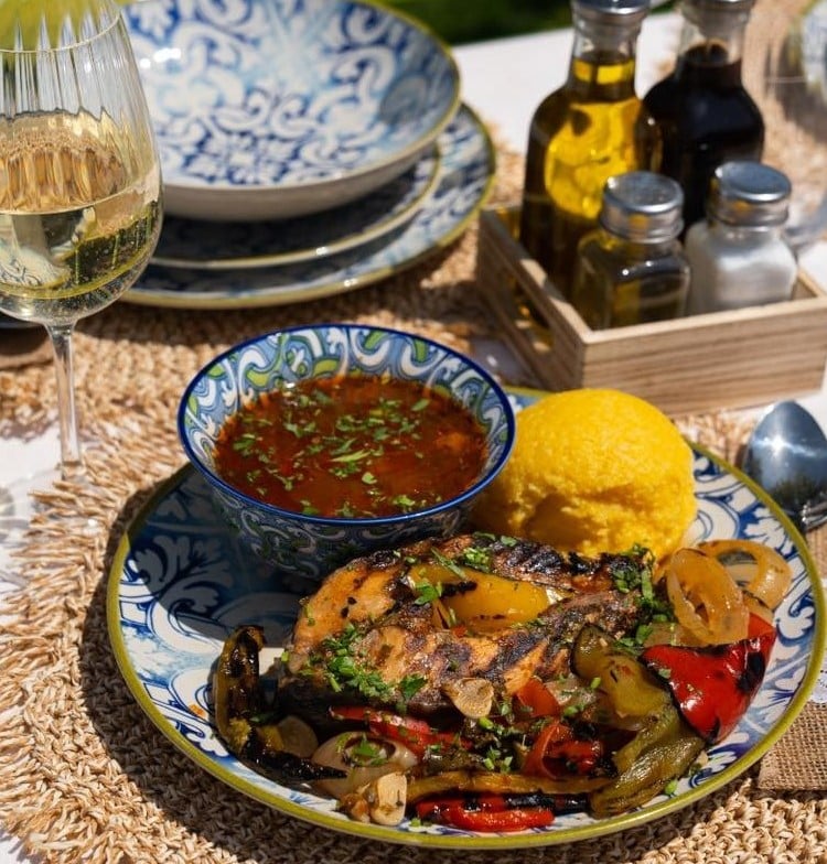 preparat din peste si borș de pește, tipic lipovenești, servite cu mamaligută, la Casa Ilinca