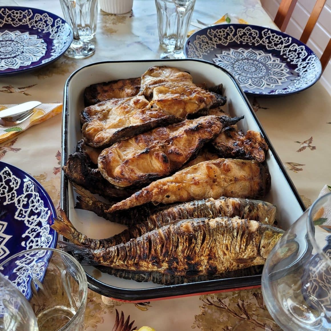 peste prajit servit într-o tavă la Casa Malul Dunării. Unde mâncăm în Delta Dunării