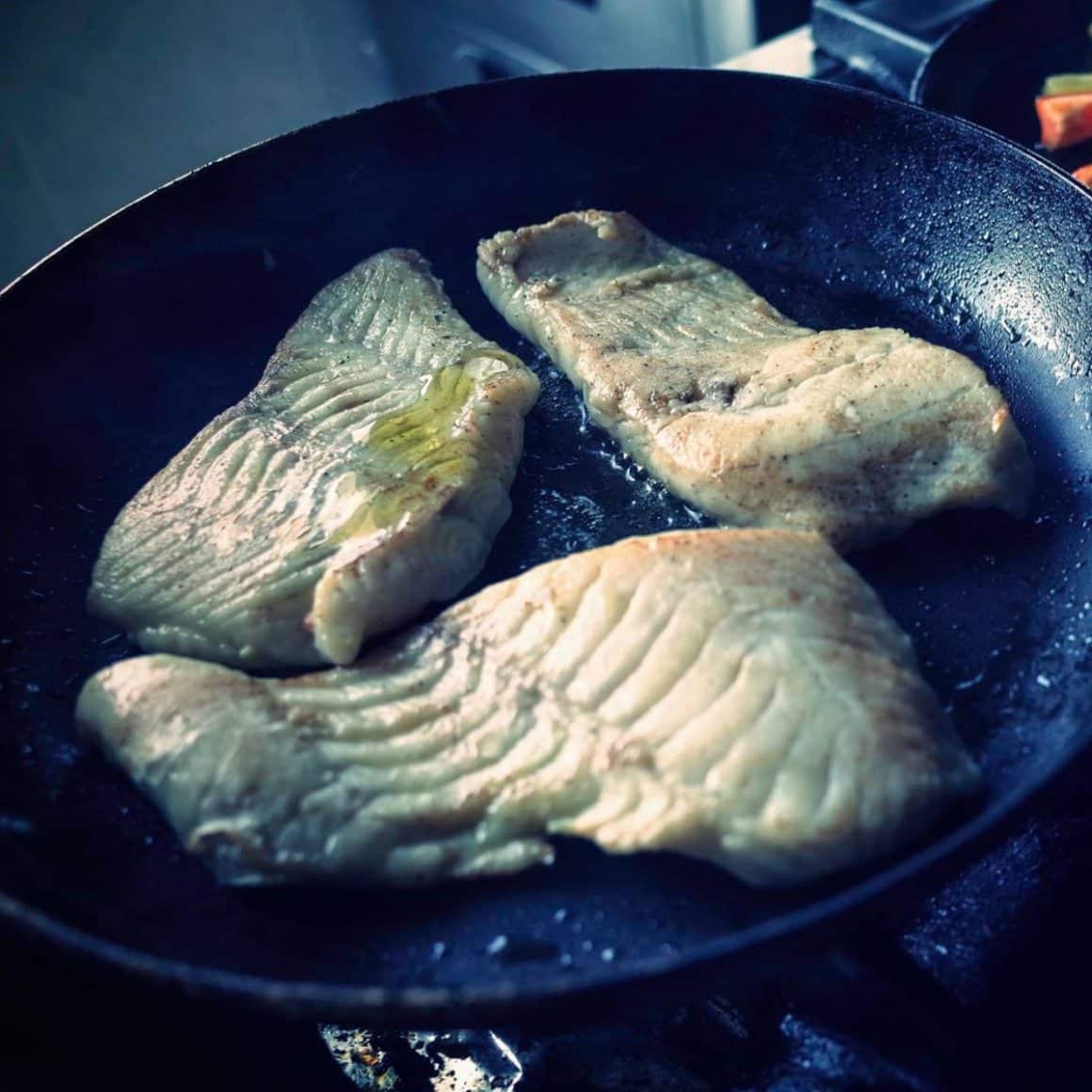 Peste proaspăt la tigaie preparat la Cherhana Resort din Delta Dunării