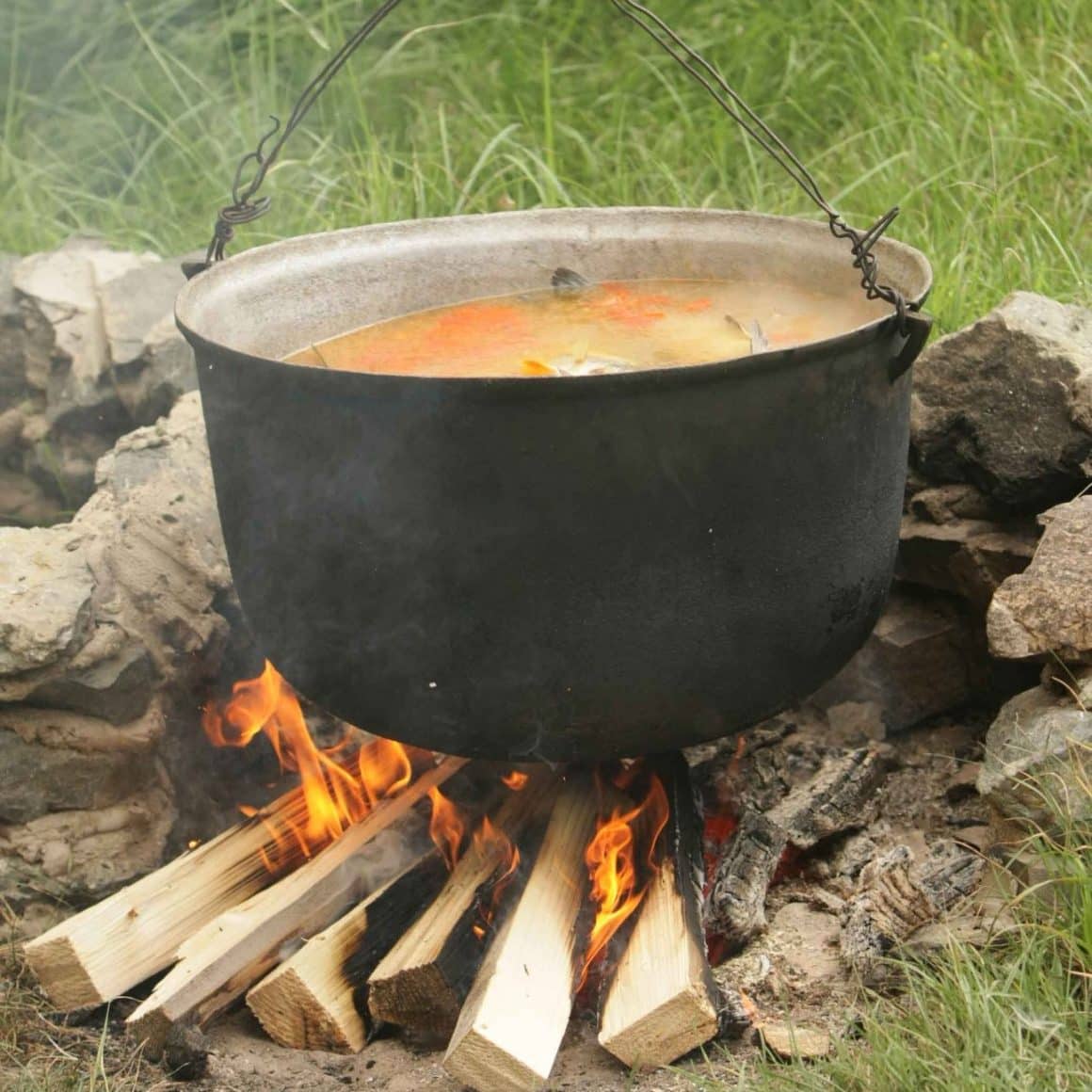 ceaun la foc deschis in care se fierbe borș de pește