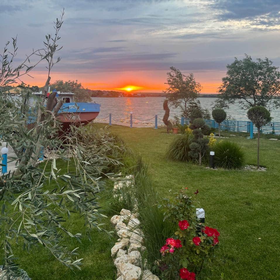 apus de soare vazut de pe terasa la Cherhana Tasaul