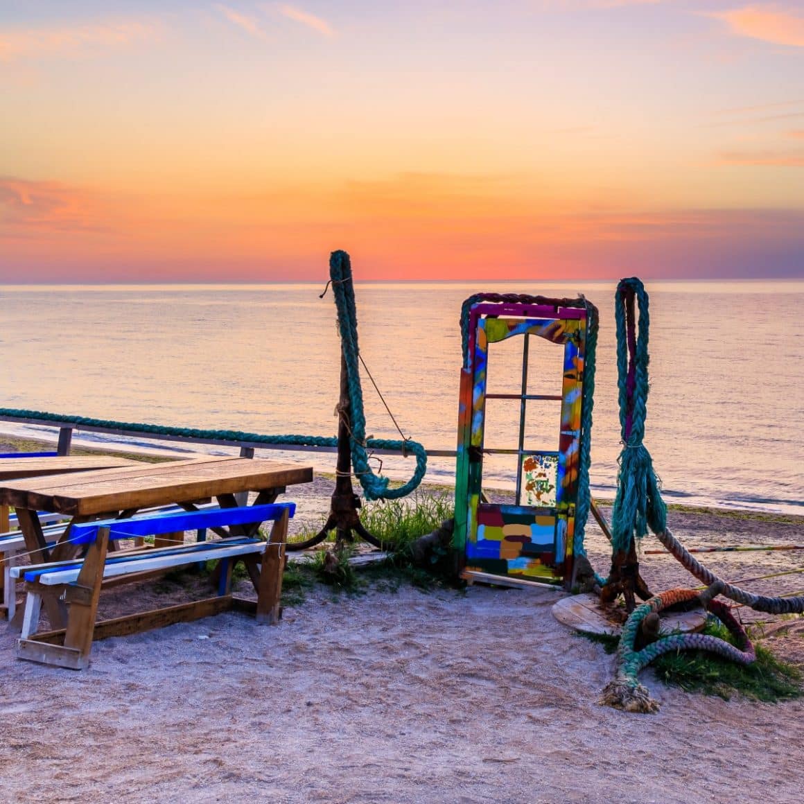 masa din lemn pe plaja la vama veche, la apus, Cherhana Vama Veche Cherhanale de pe litoralul românesc