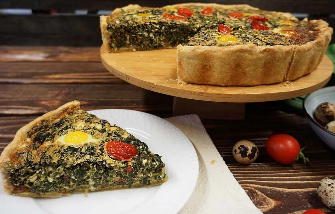 Quiche cu verdeata, rosii si ou din care este taiata o felie, de la Chez Odette București. Cele mai bune tarte și plăcinte din București