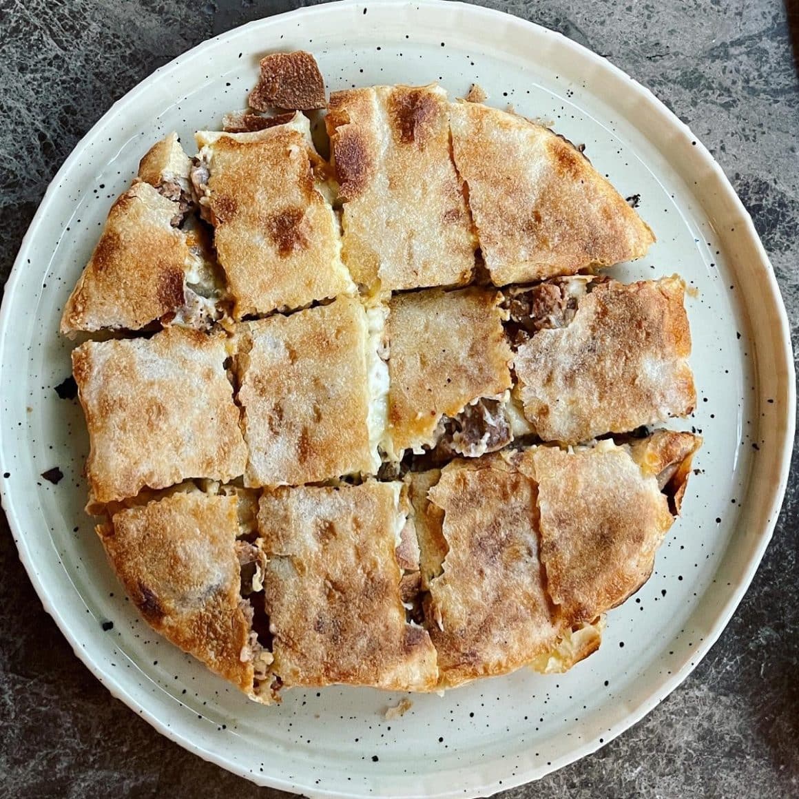 coclintă tradiționala românească, fotografiata de sus, taiata in felii, la Coclinta Braserie