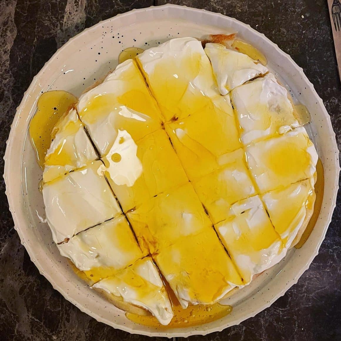 Coclinta cu caimac și miere de albine. cele mai bune tarte și plăcinte din București, la Coclinta Braserie