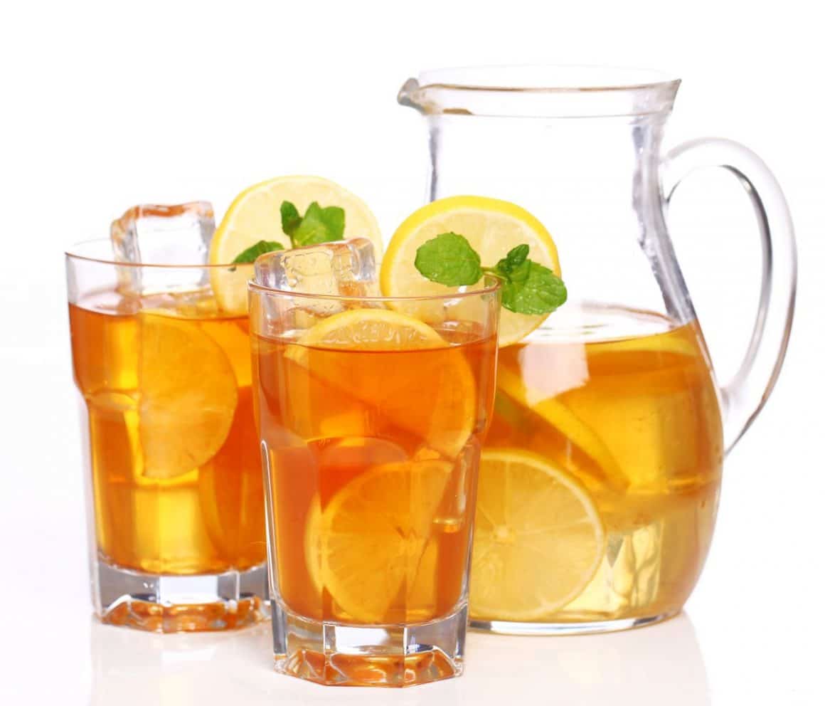 o carafă mare de ice tea alaturi de doua pahare de ice tea cu menta și lămâie. Cum să faci ice tea