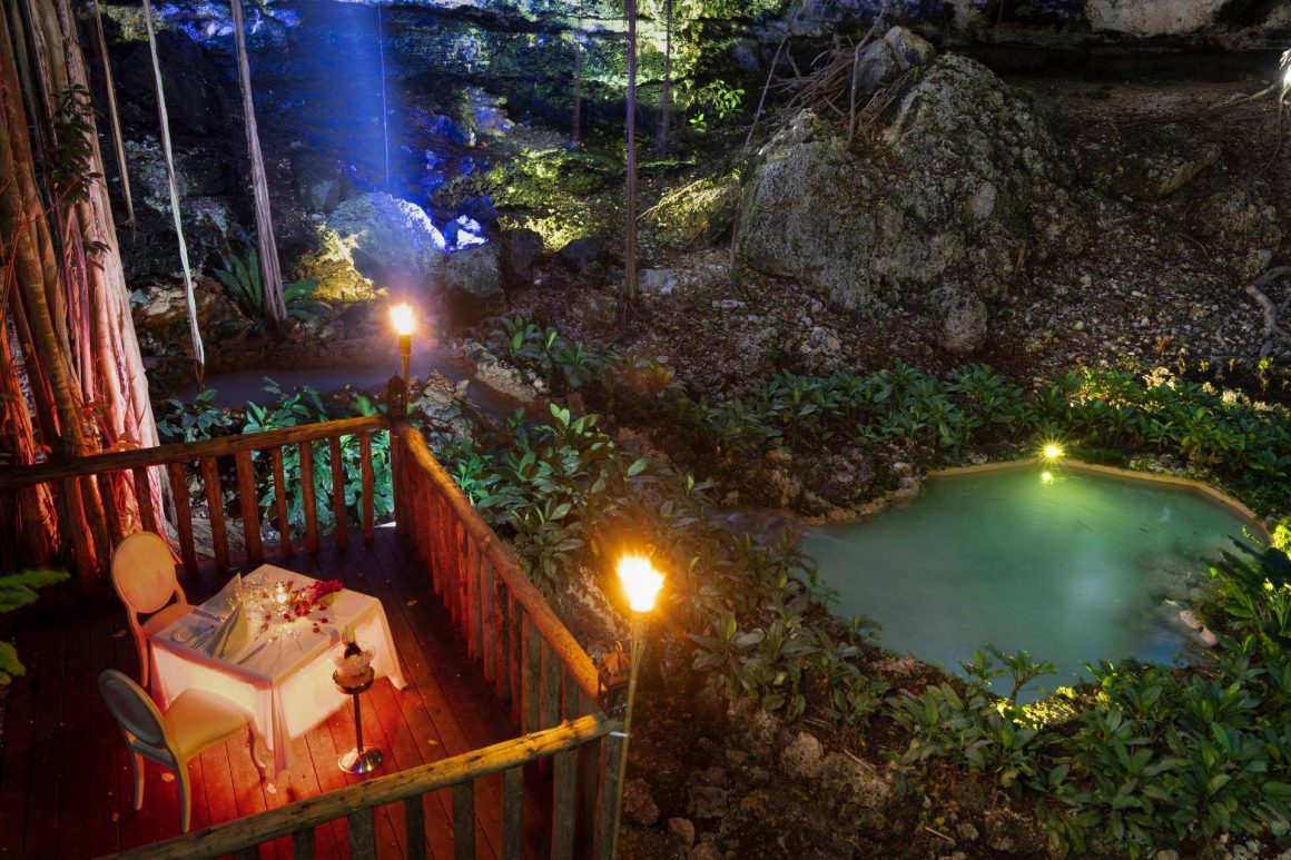 Cina romantica intr-un cenote la Eden Roc Cap Cana. Cină extravagantă