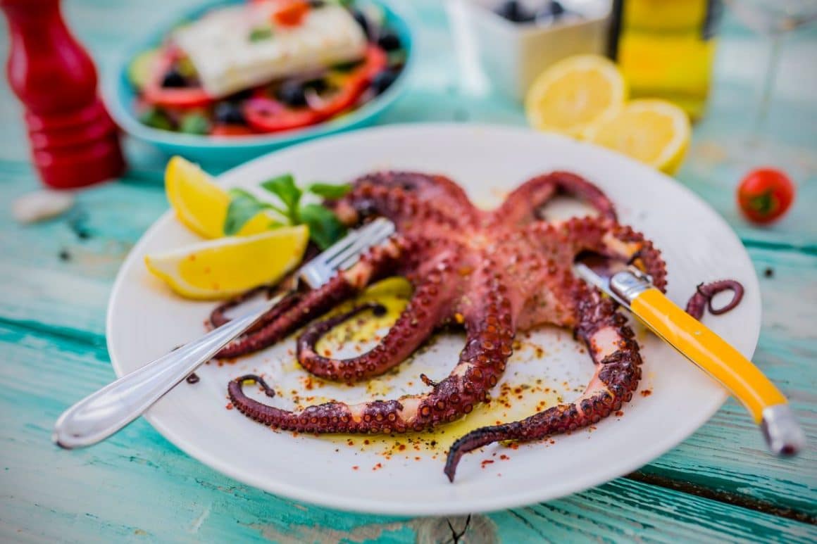 caracatita servita pe o ferfurie alba, cu lamaie