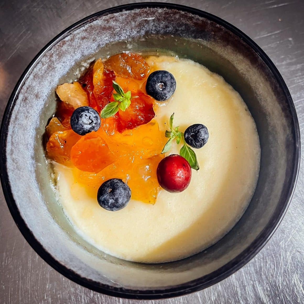 Farfurie cu desert cu fructe, fotografiata de sus, la Kibut, restaurant din Gărâna Caraș Severin. Restaurante de la sate, România culinară tradițională