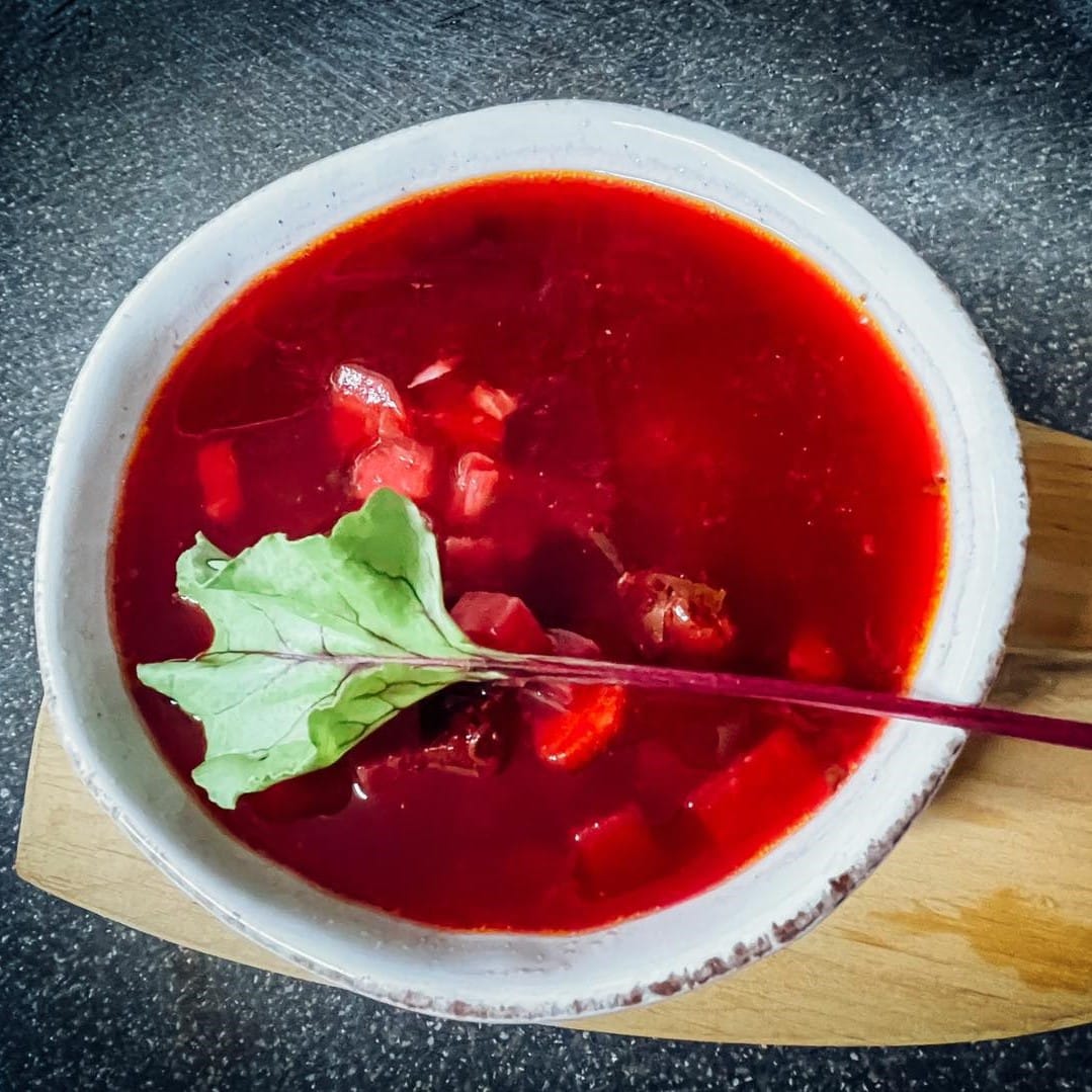 Farfurie cuciorba rosie, fotografiata de sus, la Kibut, restaurant din Gărâna Caraș Severin. Restaurante de la sate, România culinară tradițională