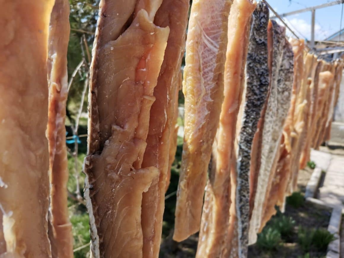 oeste crud si sarat pus la uscat la soare, intins pe sfoara. Metoda tipic lipoveneasca. Ce si unde mâncăm în Delta Dunării