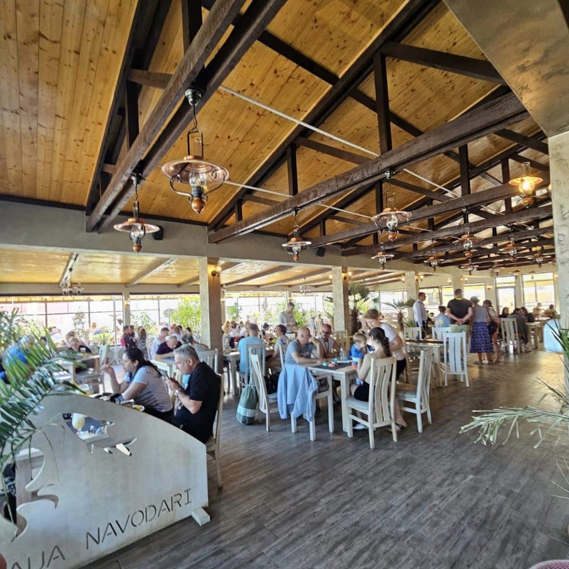 Oamni care iau masa in restaurant La Navod din Navodari. Cherhanale de pe litoralul românesc