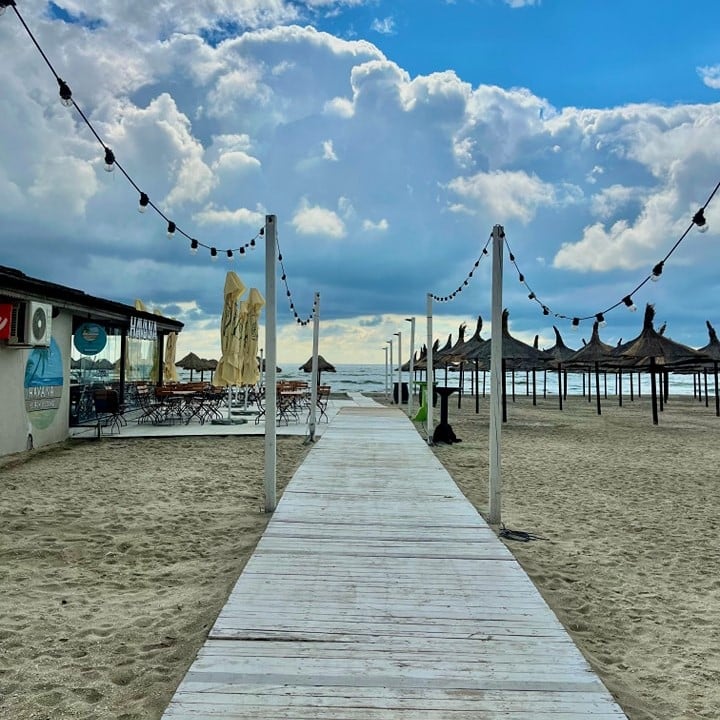 Poteca catre mare, pe plaja, care trece pe langa Cherhana La Navod