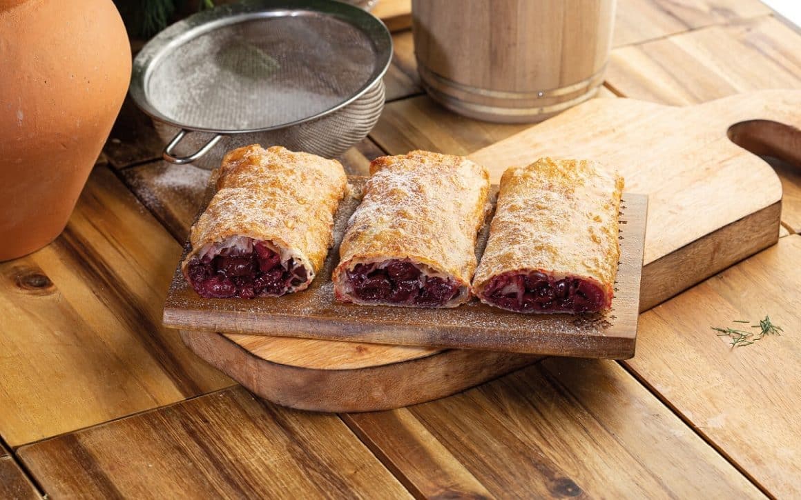 Invartite cu visine, plăcinte dulci de la La Plăcinte București