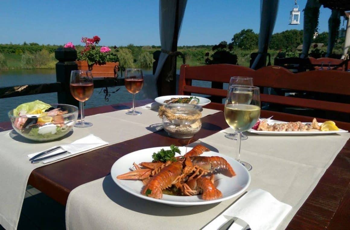 masa cu preparate pescaresti la Lacul Racilor