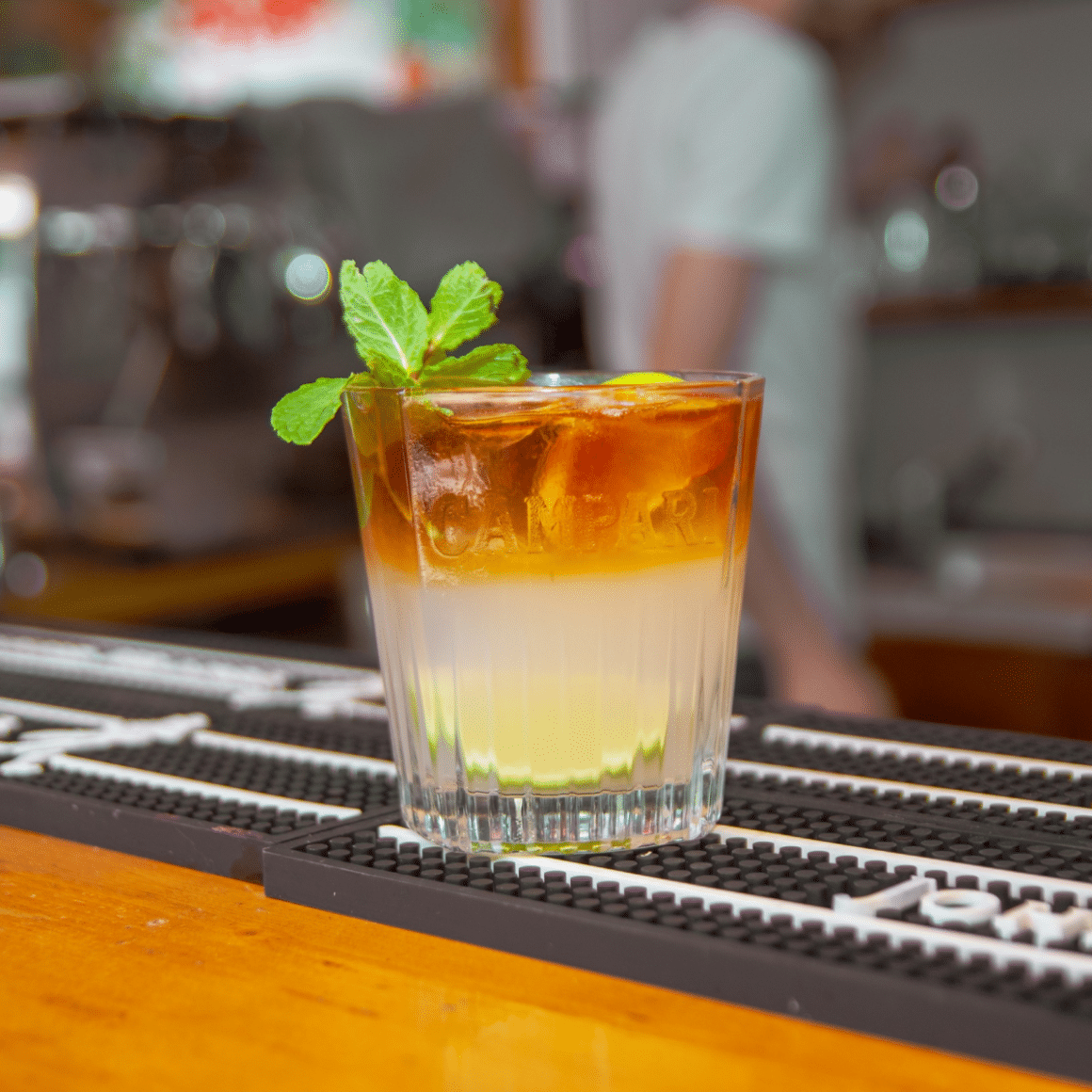 Close up cu un pahar de cocktail Mai Tai de la Lente, unde să bei cocktailuri la terasă