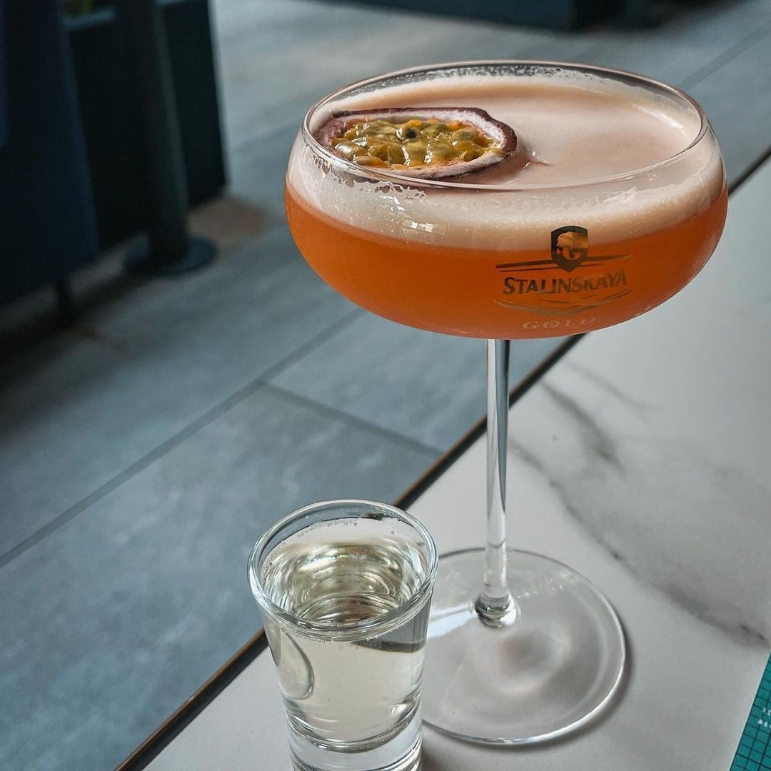 Cocktail Pornstar martini, in pahar cu picior inalt. Cocktailuri la terasă