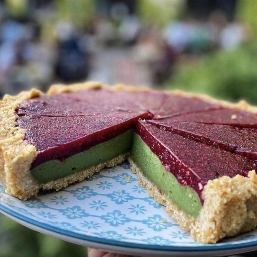 tarta raw vegana, in culorile verde si visiniu, de la Rawmantic. Cele mai bune tarte și plăcinte din București