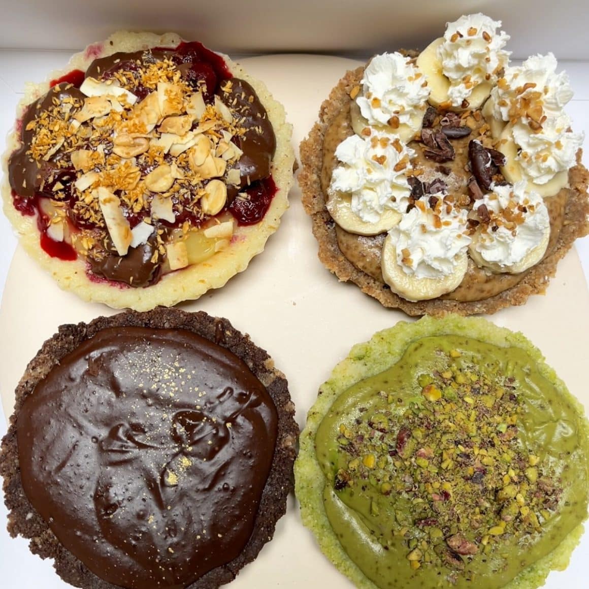 set de 4 mini-tarte raw vegane, cu compozitii diferite, de la Rawmantic București