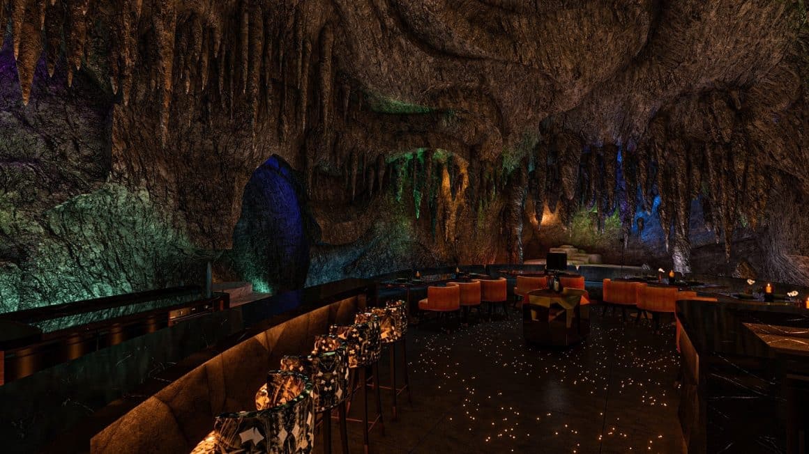 mese asezate circular de-a lungul peretilor unei pesteri, la restaurant The Cave, Bali. Cină extravagantă