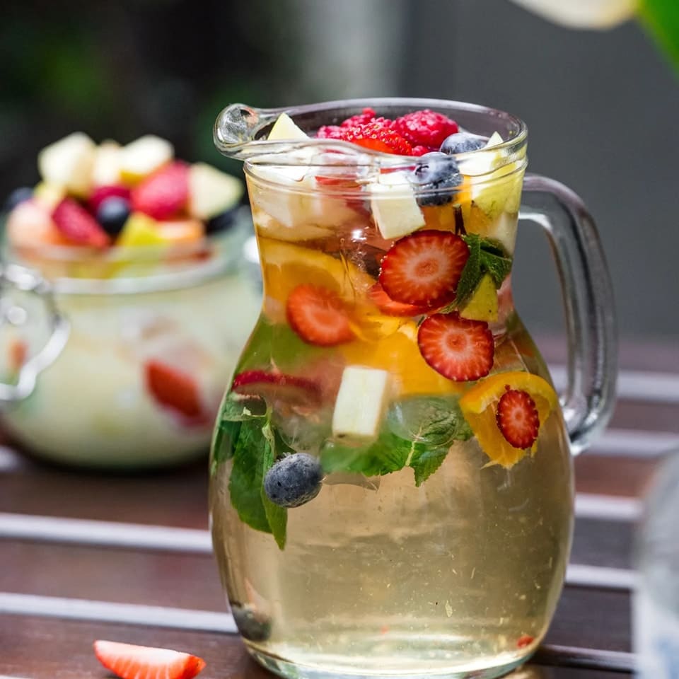 carafa cu sangria cu fructe de la Suento, unde să bei cocktailuri la terasă