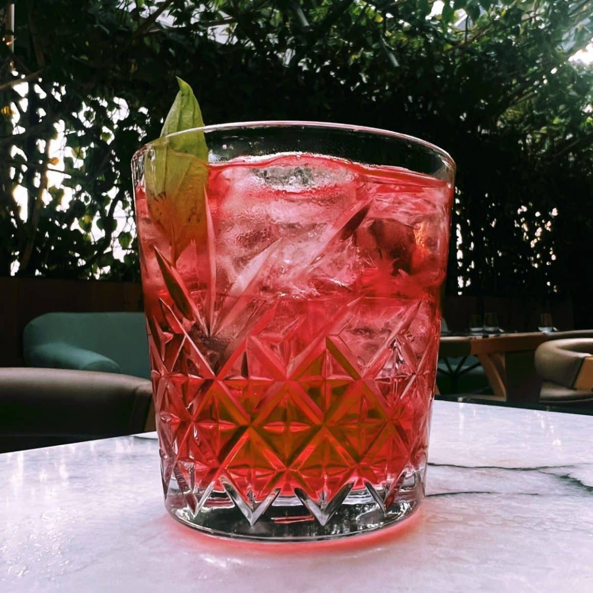 Cocktail Smash My bItch Up de la Linea Closer To The moon Bucuresti, cu gin, fresh de lime, busuioc si piure de capsuni.