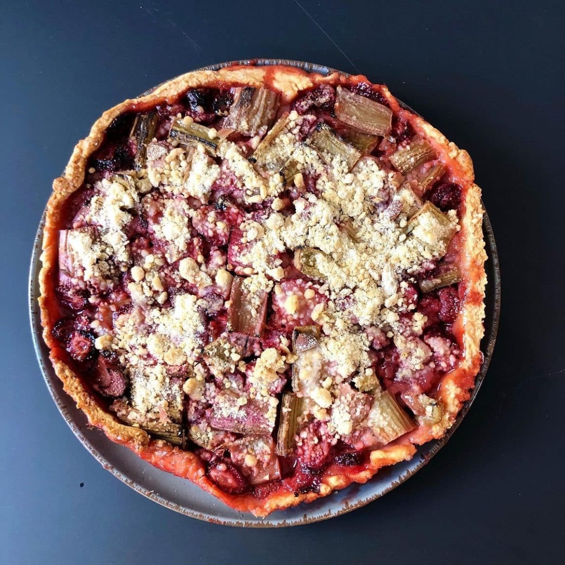 tava cu tarta cu rubarba fotografiata de sus, pe fundal albastru, la Tartelicious București