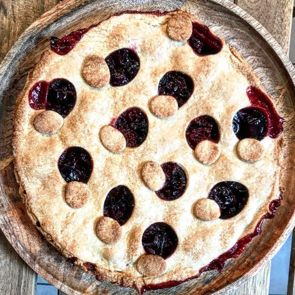 Galette d'amour cu frangipane de nucă și gem de prune, tarta de la Tartelicious. Un loc cu cele mai bune tarte și plăcinte din București