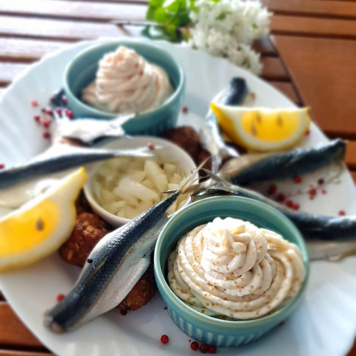 Hamsii si salata de icre in boluri mici, servite cu lamaie la taverna La Năvod.