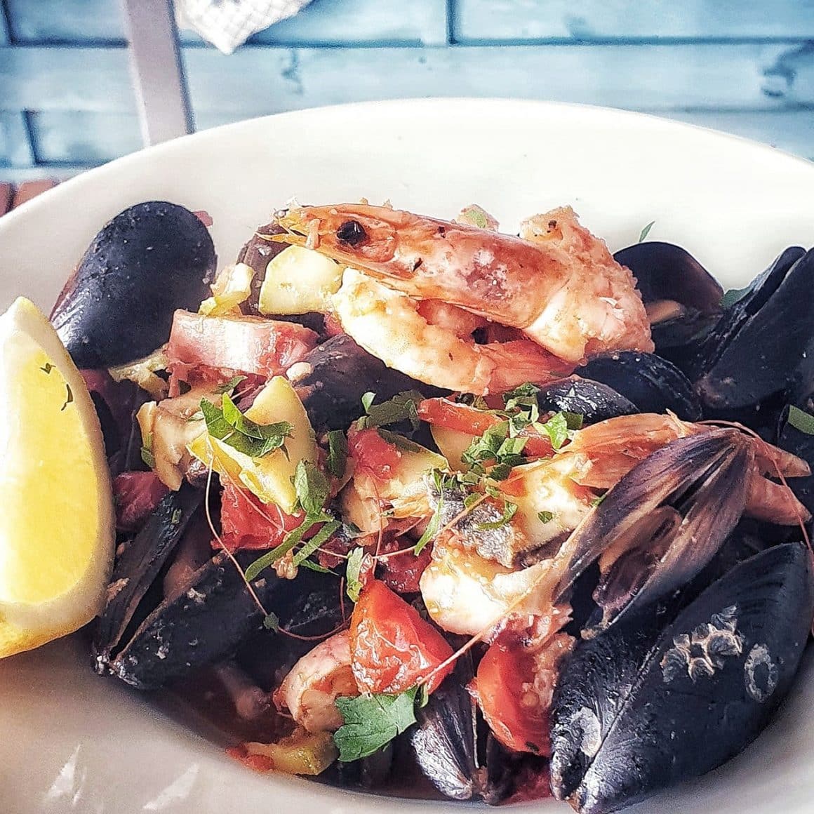 Close up cu o farfurie cu fructe de mare din Delta Dunării