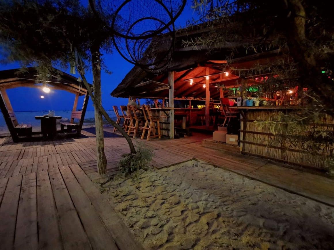 Terasa de la Vadu Pescarilor, pe plaja, seara. Cherhanale de pe litoralul românesc