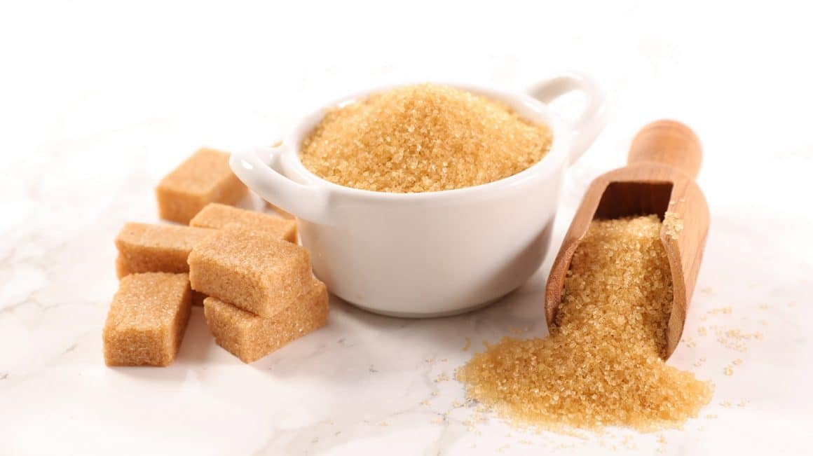 bol alb cu zahăr brun, alaturi de cubulete de zahar brun. Tipuri de zahăr