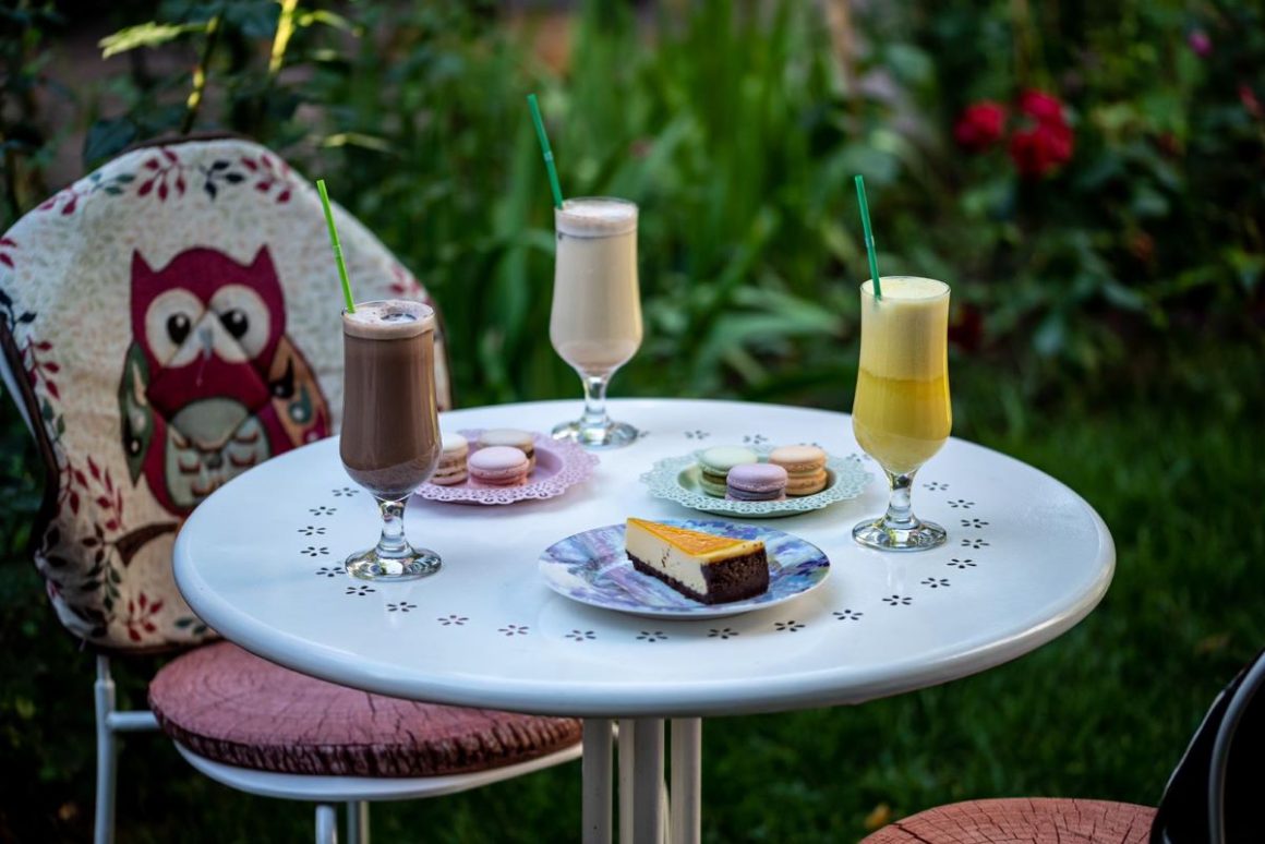 masa mica, alba, din fier, cu 4 pahare de milkskae la Ceainăria Green Tea