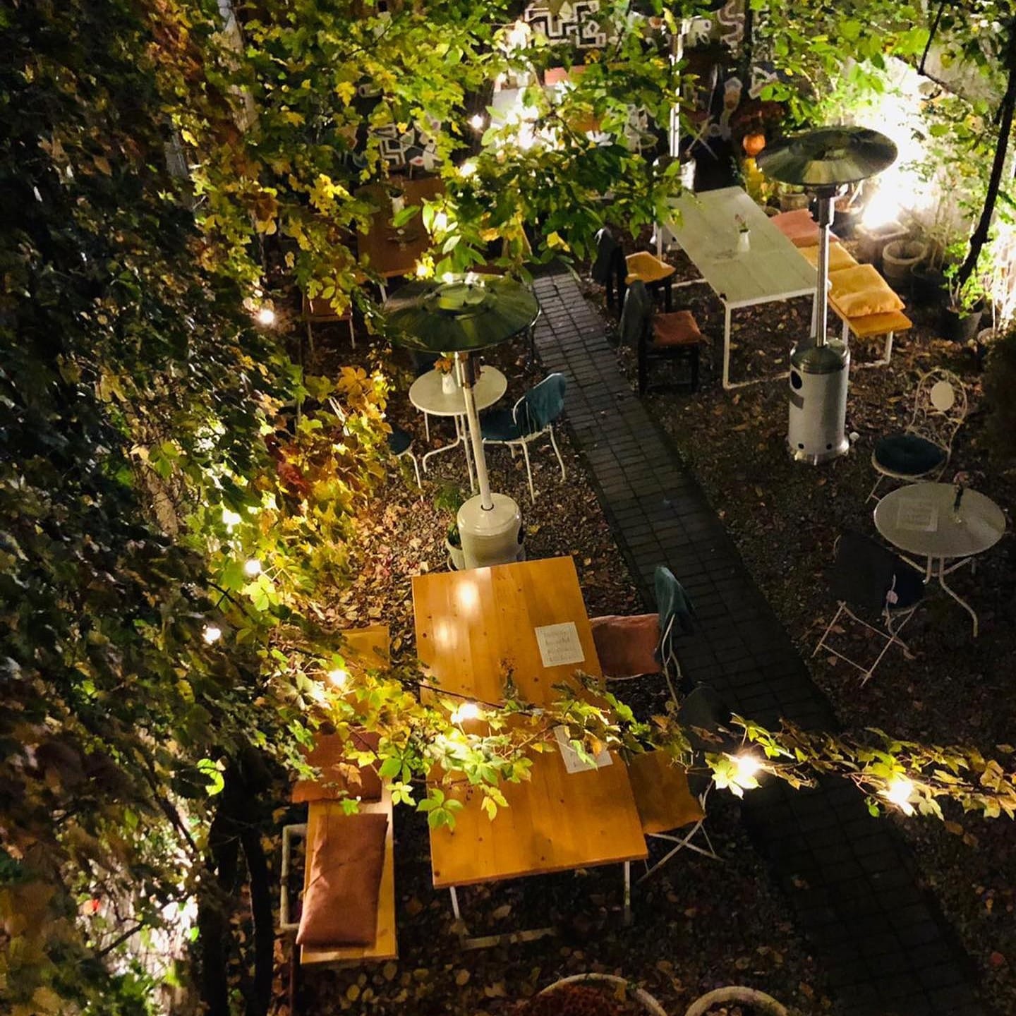 terasa arome fotografiata seara, iluminata discret