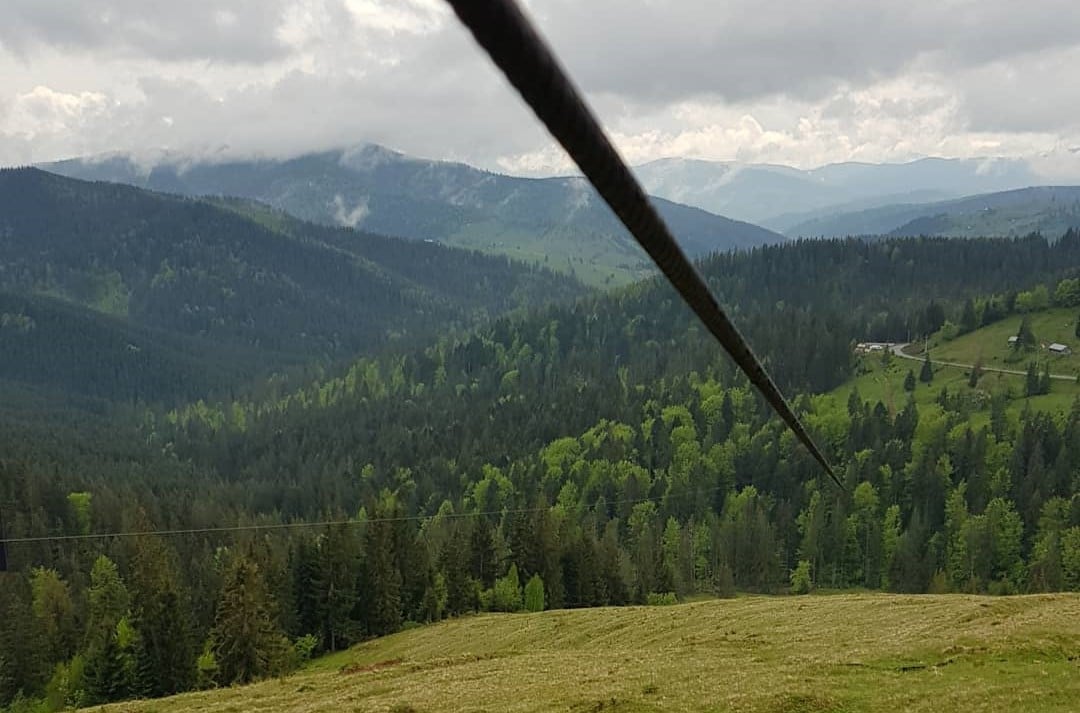 Ce mai lungă tiroliană din România, la Bucovina Outdoor Adventure. Destinații de vară pentru familiile cu copii
